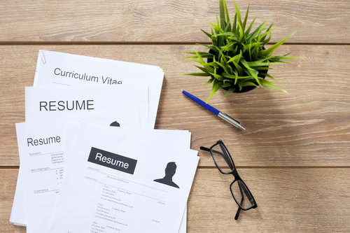 Don’t Have a Recruiter? Here’s How to Read a Resume Like You Do